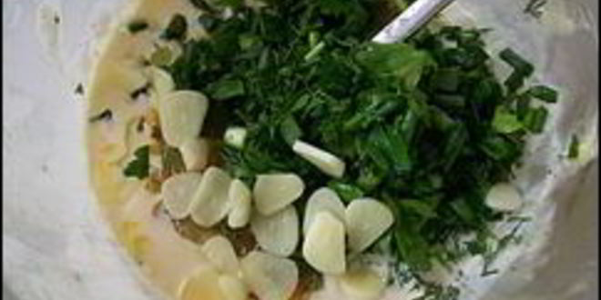 Рецепт сливочного соуса из сметаны, лука, чеснока и зелени