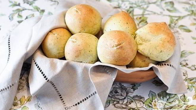 Рецепт булочек с соусом песто