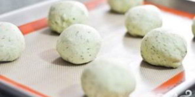 Рецепт булочек с соусом песто