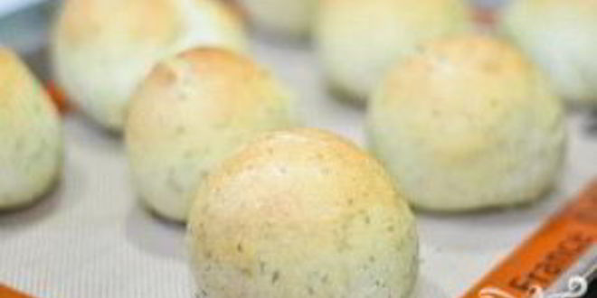 Рецепт булочек с соусом песто