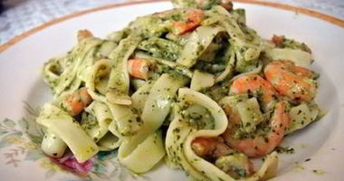 Рецепт Фетучинь аль денте с соусом песто и креветками