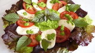 Рецепт Моцареллы с помидорами под соусом песто