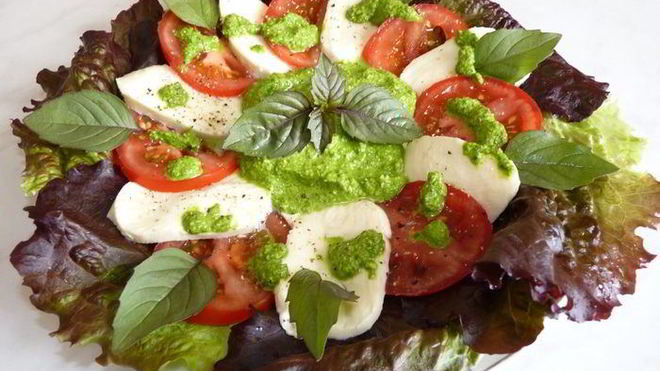 Рецепт моцареллы с помидорами под соусом песто