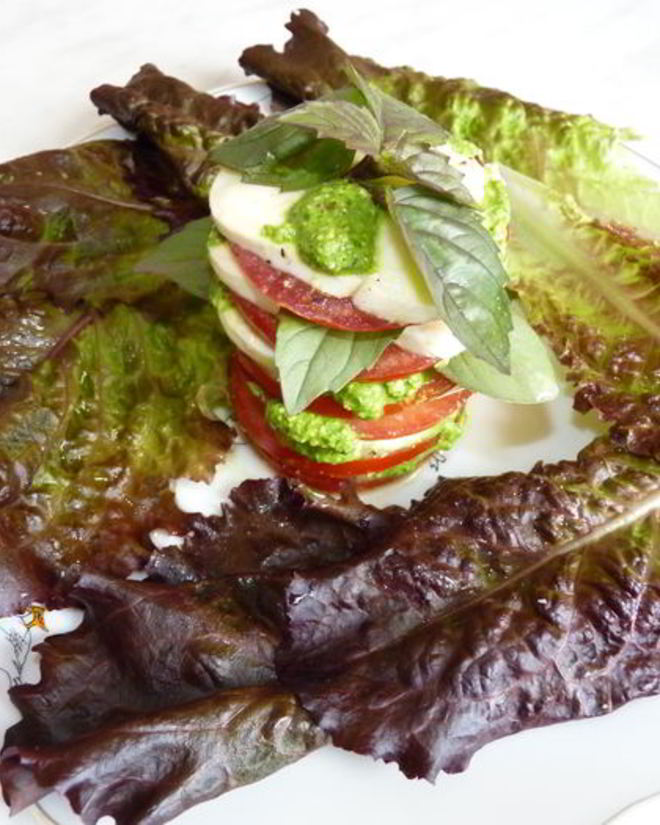 Рецепт моцареллы с помидорами под соусом песто