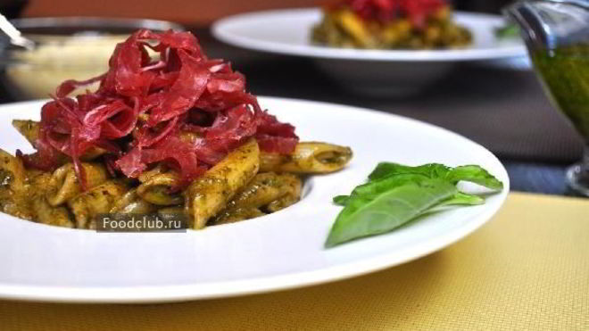 Рецепт пенне с соусом песто и брезаолой