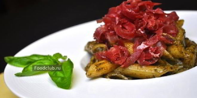 Рецепт пенне с соусом песто и брезаолой