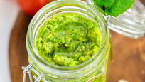 Рецепт Песто из зеленого горошка с мятой и фисташками