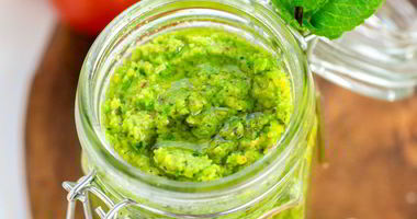 Рецепт Песто из зеленого горошка с мятой и фисташками