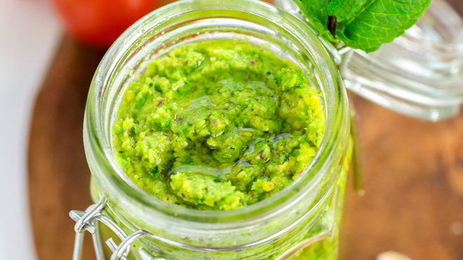 Рецепт песто из зеленого горошка с мятой и фисташками