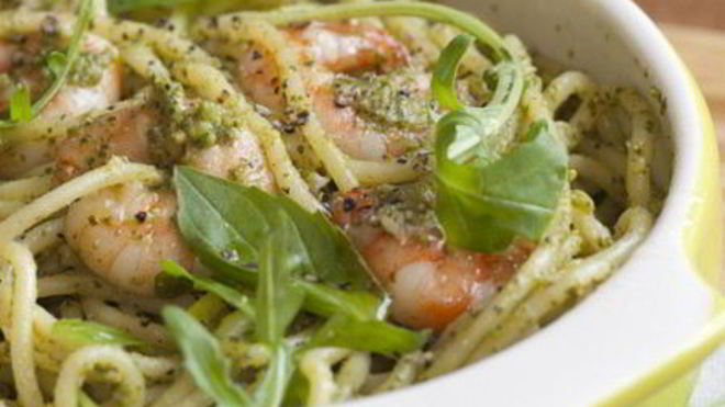 Рецепт спагетти с соусом песто и королевскими креветками