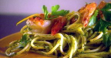 Рецепт Спагетти с соусом песто из рукколы и королевскими креветками