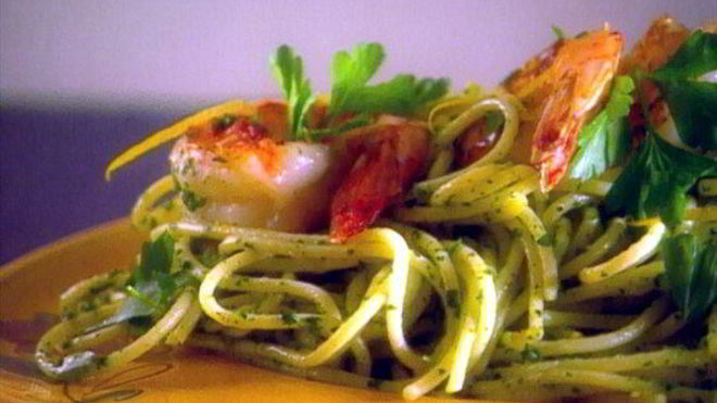 Рецепт спагетти с соусом песто из рукколы и королевскими креветками