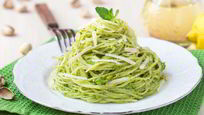 Рецепт Спагетти с соусом песто из зеленого горошка, фисташек и мяты