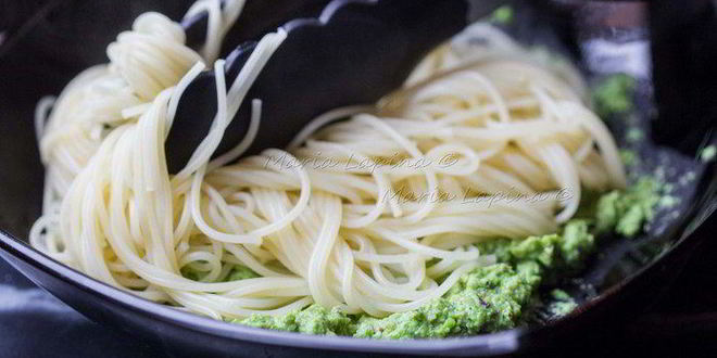 Рецепт спагетти с соусом песто из зеленого горошка, фисташек и мяты