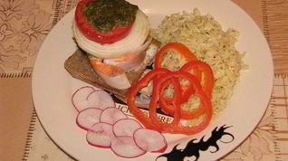 Рецепт Стейка из форели на подушке из черного хлеба под соусом песто с рисом