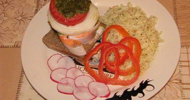 Рецепт Стейка из форели на подушке из черного хлеба под соусом песто с рисом