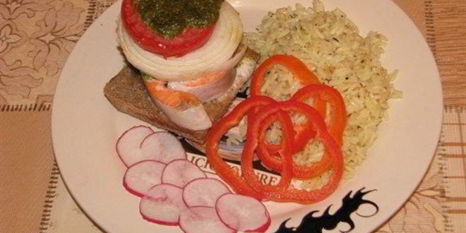 Рецепт Стейка из форели на подушке из черного хлеба под соусом песто с рисом