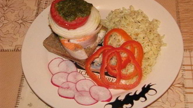 Рецепт стейка из форели на подушке из черного хлеба под соусом песто с рисом