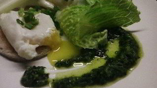 Рецепт Яйца пашот на тостах с соусом песто и сельдереем