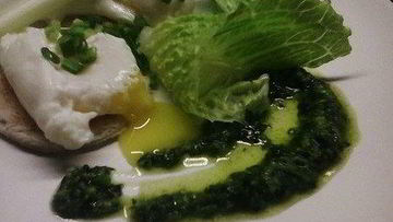 Рецепт Яйца пашот на тостах с соусом песто и сельдереем