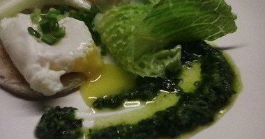 Рецепт Яйца пашот на тостах с соусом песто и сельдереем