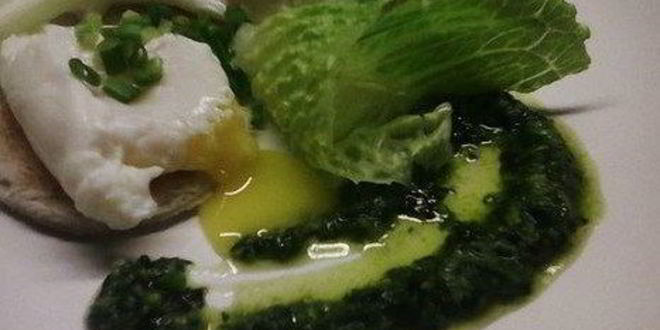 Рецепт Яйца пашот на тостах с соусом песто и сельдереем