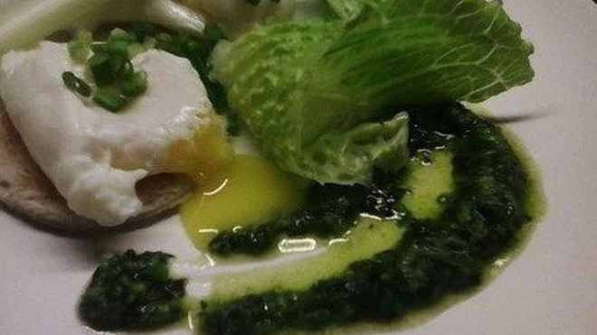 Рецепт яйца пашот на тостах с соусом песто и сельдереем