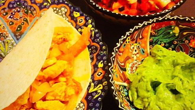 Рецепт фахитас с курицей с соусами сальса и гуакамоле