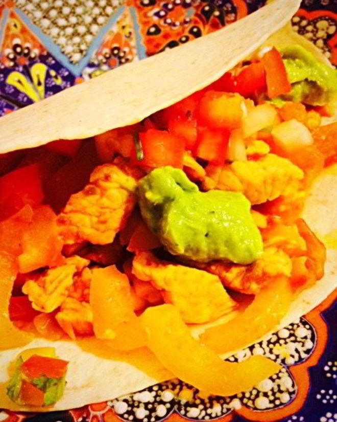 Рецепт фахитас с курицей с соусами сальса и гуакамоле