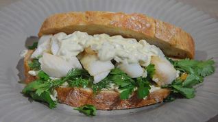 Рецепт Сэндвича с рыбными пальчиками и тартаром