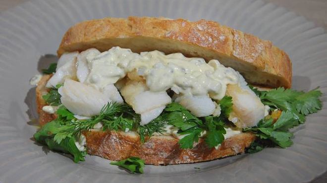 Рецепт сэндвича с рыбными пальчиками и тартаром