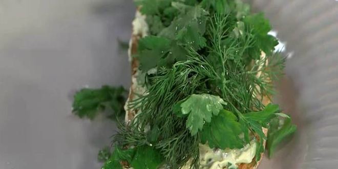 Рецепт сэндвича с рыбными пальчиками и тартаром