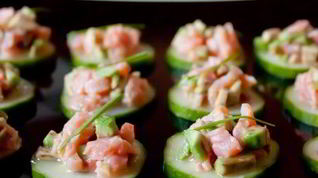 Рецепт Тартара из лосося и авокадо на огурцах