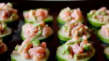 Рецепт Тартара из лосося и авокадо на огурцах
