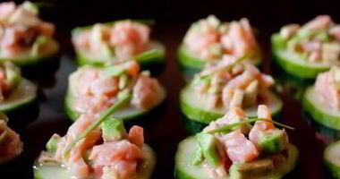 Рецепт Тартара из лосося и авокадо на огурцах