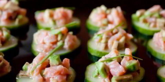 Рецепт тартара из лосося и авокадо на огурцах