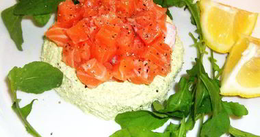 Рецепт Тартара из лосося со сливочным кремом и авокадо