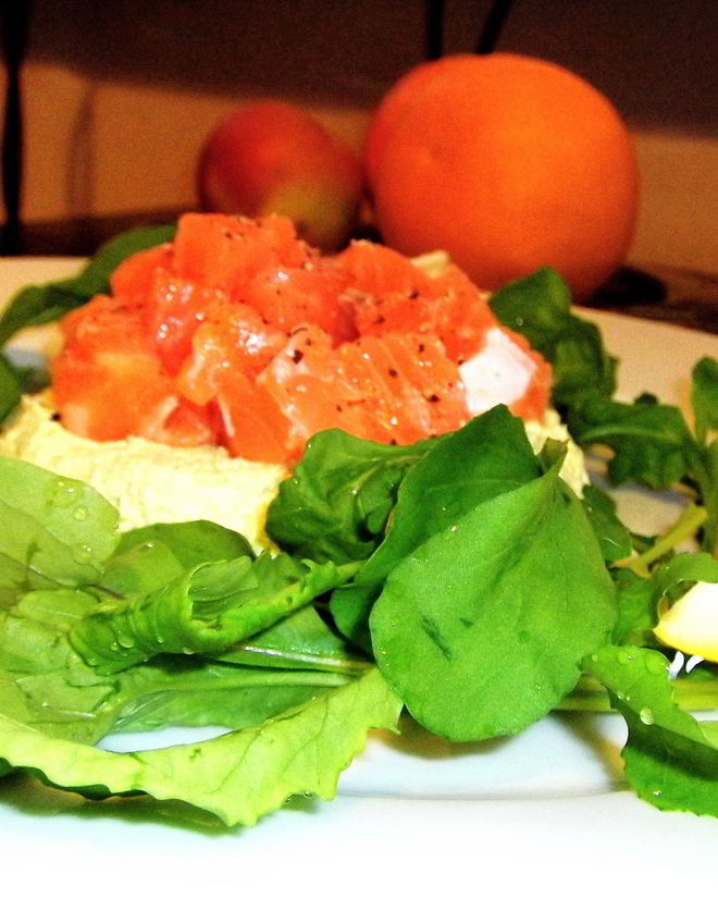 Рецепт тартара из лосося со сливочным кремом и авокадо