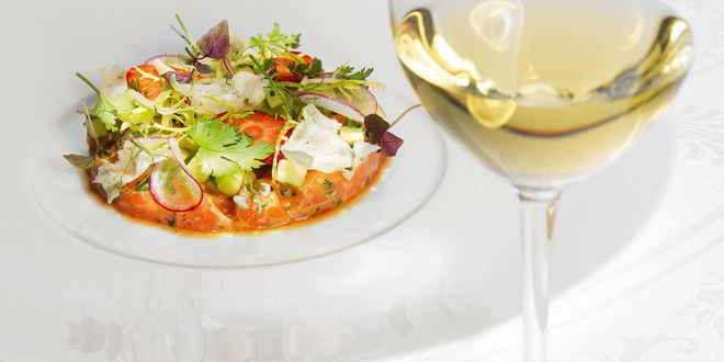 Рецепт Тартара из лосося в пряном соусе с авокадо и кинзой