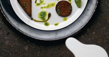 Рецепт Тартара из страуса со сливочным хреном, щавелем, каперсами и ржаными сухарями