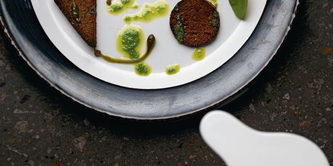 Рецепт Тартара из страуса со сливочным хреном, щавелем, каперсами и ржаными сухарями