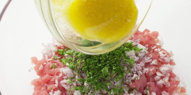 Рецепт тартара из тунца с авокадо и помидорами черри