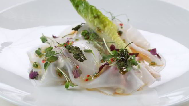 Рецепт тартара из тунца с авокадо под рисовой бумагой и соусом юдзу