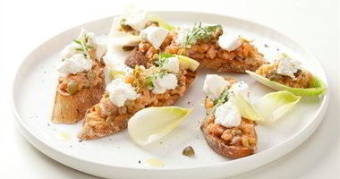 Рецепт Тостов с тартаром из лосося и рикоттой