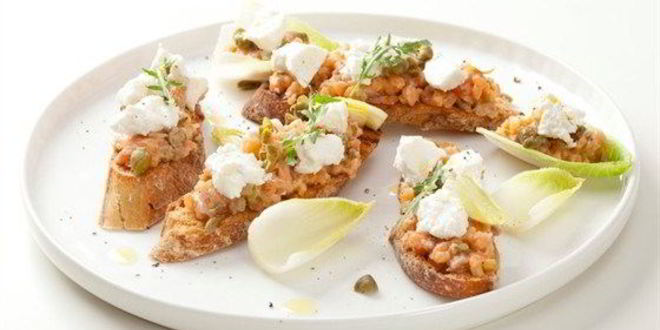 Рецепт Тостов с тартаром из лосося и рикоттой