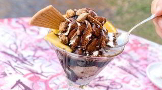 Рецепт Теплого соленого карамельного соуса с ванильным мороженым и караелизованными орехами