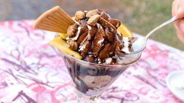 Рецепт Теплого соленого карамельного соуса с ванильным мороженым и караелизованными орехами