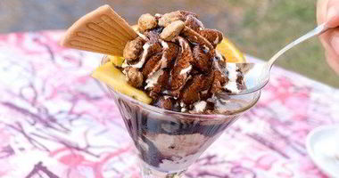 Рецепт Теплого соленого карамельного соуса с ванильным мороженым и караелизованными орехами