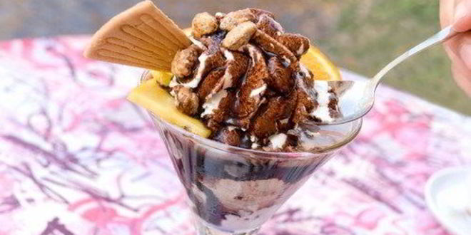 Рецепт Теплого соленого карамельного соуса с ванильным мороженым и караелизованными орехами