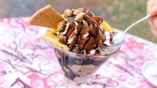 Рецепт теплого соленого карамельного соуса с ванильным мороженым и караелизованными орехами